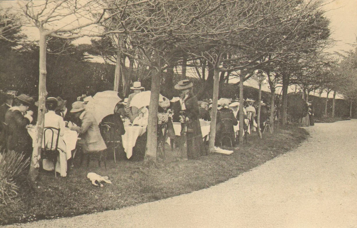 Golf de Biarritz - l'heure du thé sous les arbres